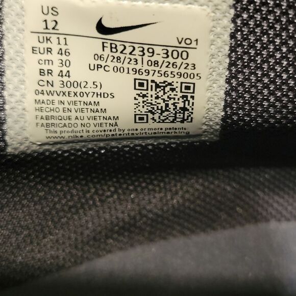 LEBRON WITNESS VIII MENS SIZE 12 WOMENS SIZE 13.5.